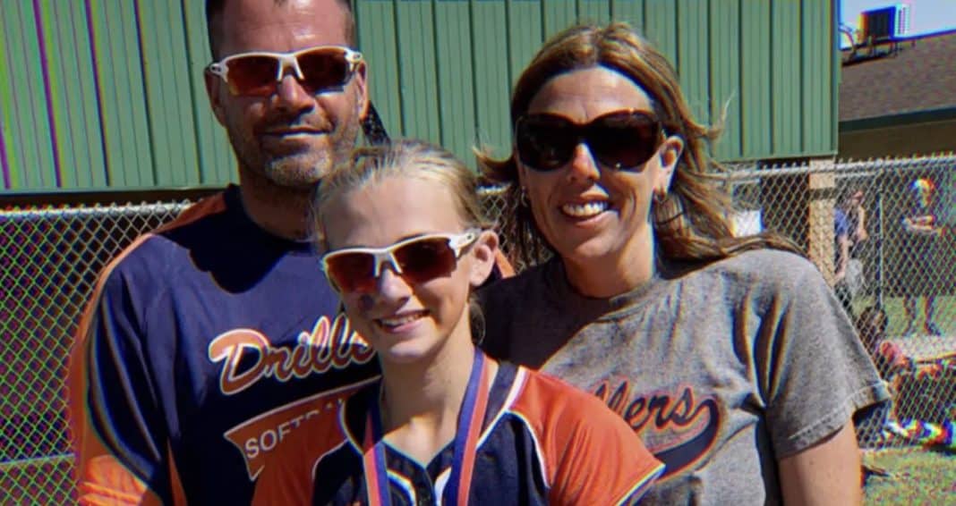 1 Desmascarada: Mãe cria perfil falso para humilhar a própria filha por 1 ano e tem atitude bizarra antes da sentença