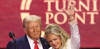 Funeral de Charlie Kirk tem cena inesperada: o gesto silencioso de Erika que deixou o público em lágrimas