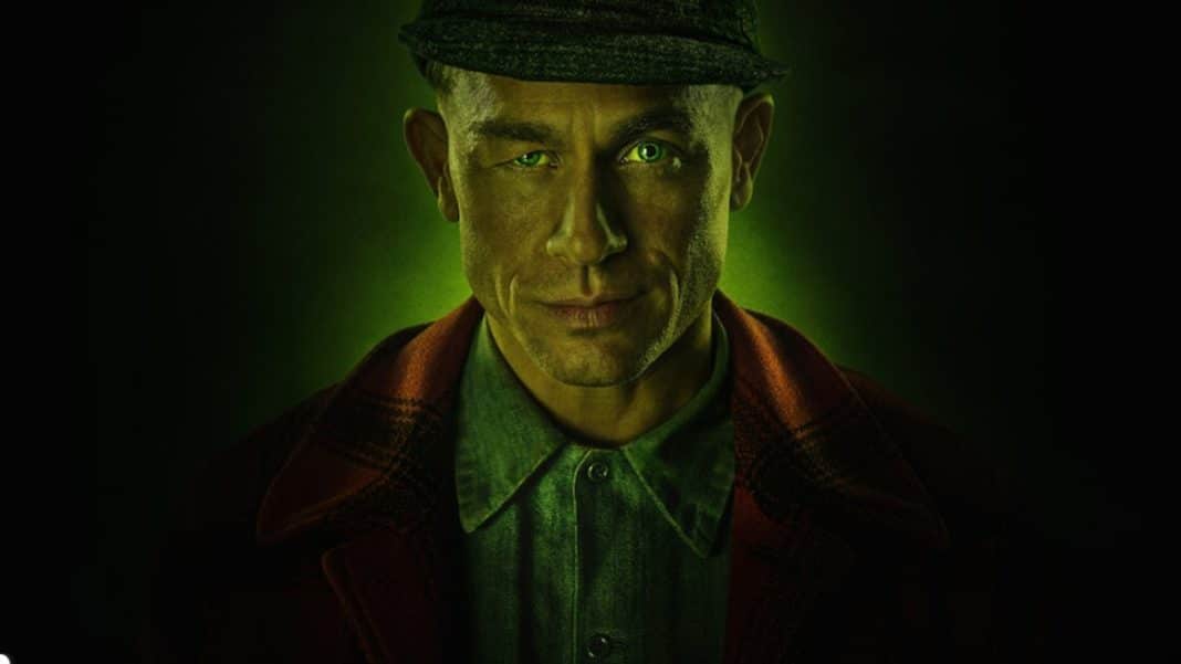Ed Gein - compare os personagens da série com as pessoas reais Fotos lado a lado mostram o quanto os atores de Monstro: Ed Gein ficaram parecidos com as pessoas reais