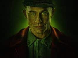 Fotos lado a lado mostram o quanto os atores de Monstro: Ed Gein ficaram parecidos com as pessoas reais