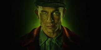 Fotos lado a lado mostram o quanto os atores de Monstro: Ed Gein ficaram parecidos com as pessoas reais