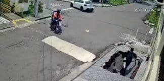 Calçada se abre de repente e “engole” pedestre em Manaus — vídeo capta momento exato