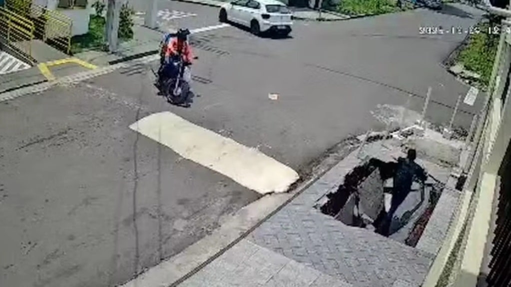 Calçada se abre de repente e “engole” pedestre em Manaus — vídeo capta momento exato