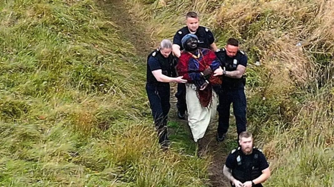 Vídeo mostra “tribo africana” que vivia em floresta europeia sendo retirada à força pela polícia – cenas impressionam