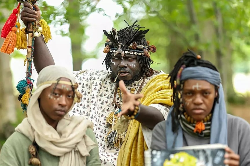 pensarcontemporaneo.com - Vídeo mostra “tribo africana” que vivia em floresta europeia sendo retirada à força pela polícia - cenas impressionam