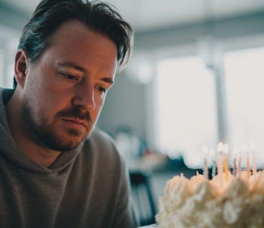 Segundo a psicologia, evitar o próprio aniversário pode revelar algo mais profundo do que você imagina
