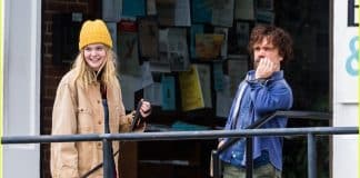 No fim do mundo, ele acreditava estar melhor sozinho — até que uma estranha surge com respostas que ele não estava pronto para ouvir