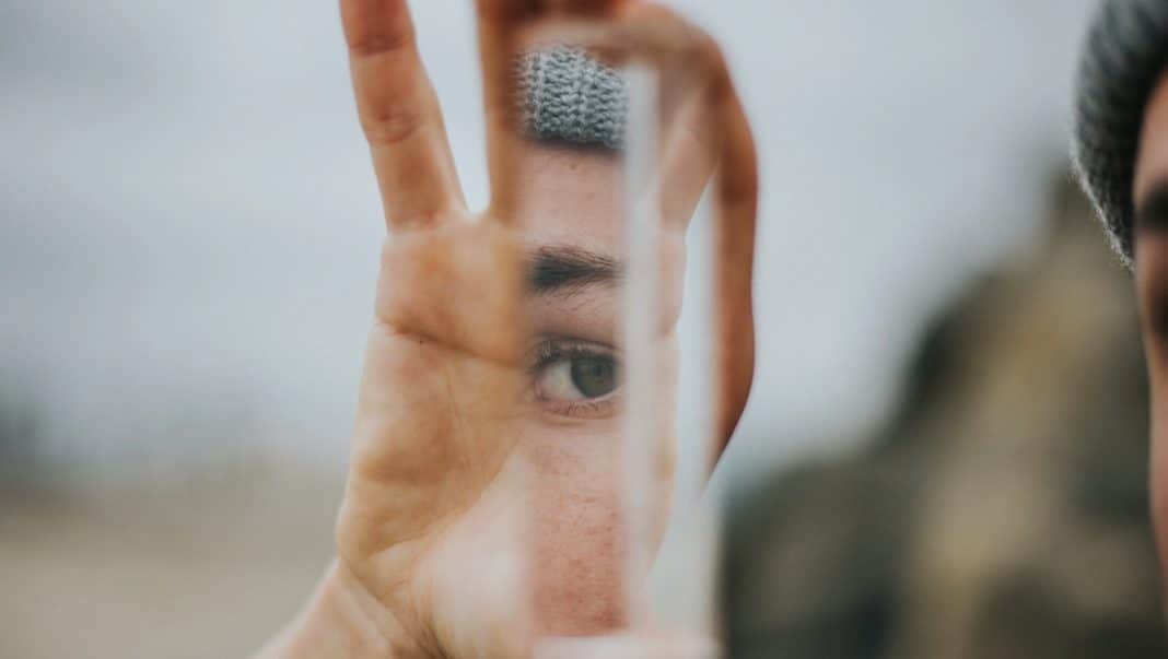 Narcisistas odeiam isso: 6 frases simples que fazem a conversa morrer na hora