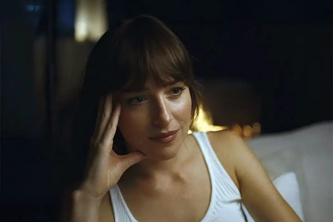 O novo filme com Dakota Johnson prova que acordos amorosos são mais complicados do que parecem
