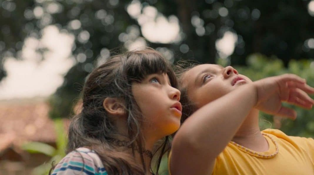 Filmaço aclamado pela crítica na Netflix Filme brasileiro aclamado pela crítica na Netflix causa turbilhão de emoções graças à força de suas pequenas atrizes