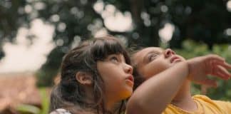 Filme brasileiro aclamado pela crítica na Netflix causa turbilhão de emoções graças à força de suas pequenas atrizes Filmaço aclamado pela crítica na Netflix