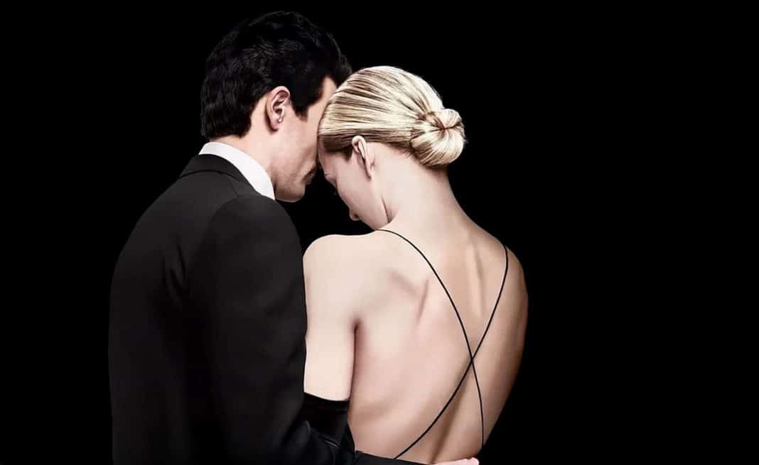 A série que expõe os bastidores mais sufocantes do casal mais fotografado e vigiado dos anos 90