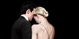 A série que expõe os bastidores mais sufocantes do casal mais fotografado e vigiado dos anos 90