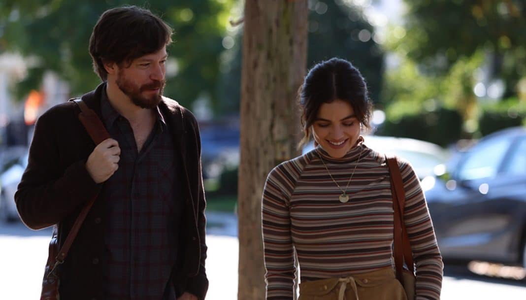 Romance novo na Netflix está conquistando quem só queria ‘ver um episódio antes de dormir’