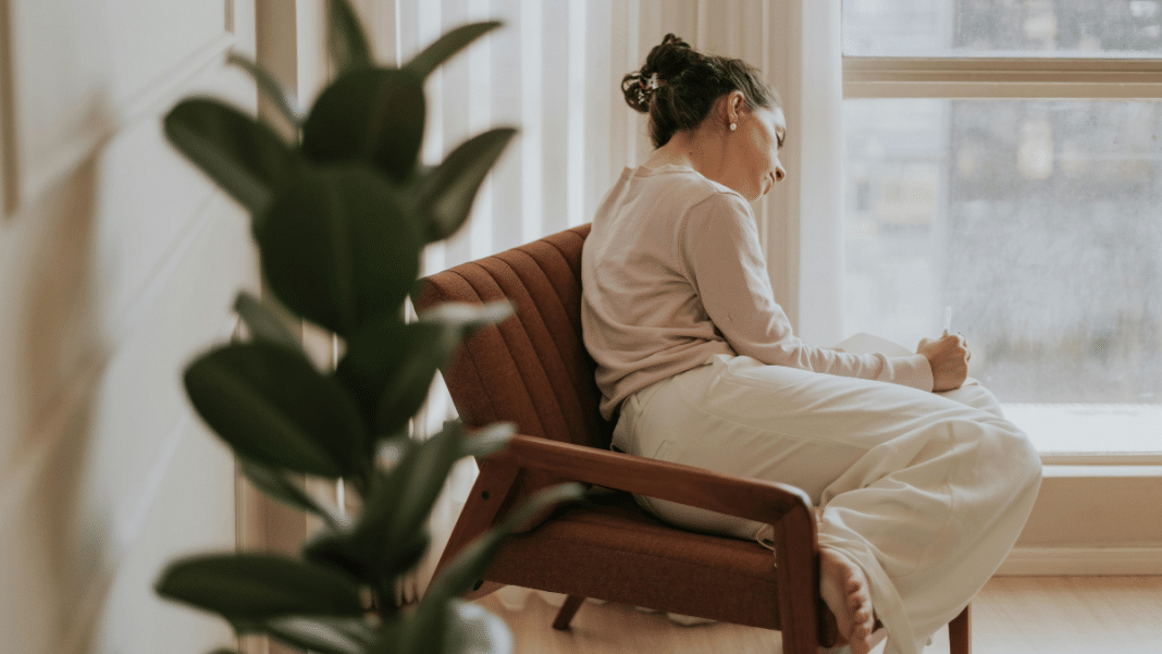 Invalidação emocional: 10 frases que parecem ajuda, mas machucam — por Josie Conti