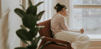 Invalidação emocional: 10 frases que parecem ajuda, mas machucam — por Josie Conti