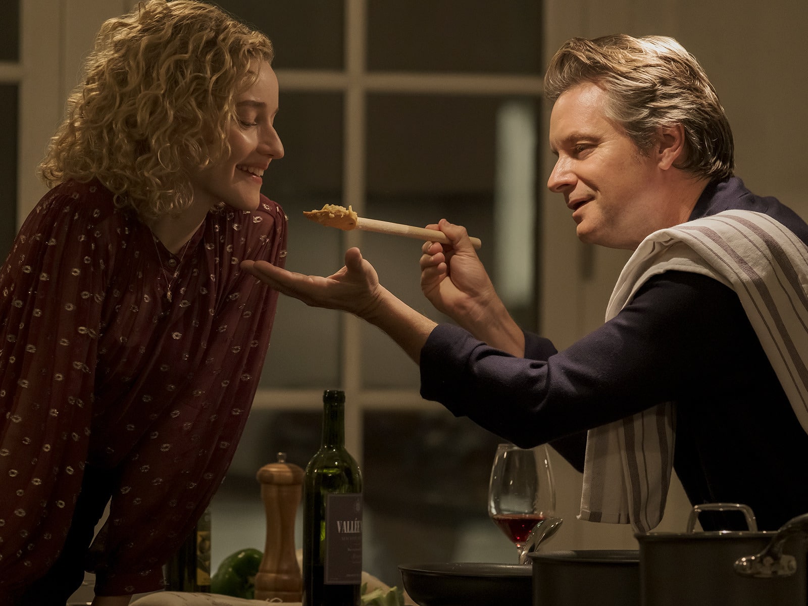 pensarcontemporaneo.com - Anne Hathaway rouba a cena nesta s&eacute;rie imperd&iacute;vel para assistir a 2 neste fim de semana