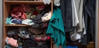 O impacto psicológico de acumular roupas não utilizadas no guarda-roupa