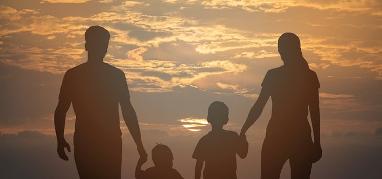 pensarcontemporaneo.com - Quando o amor vira desprezo: descubra os 5 sinais silenciosos de que seu filho n&atilde;o suporta mais sua presen&ccedil;a