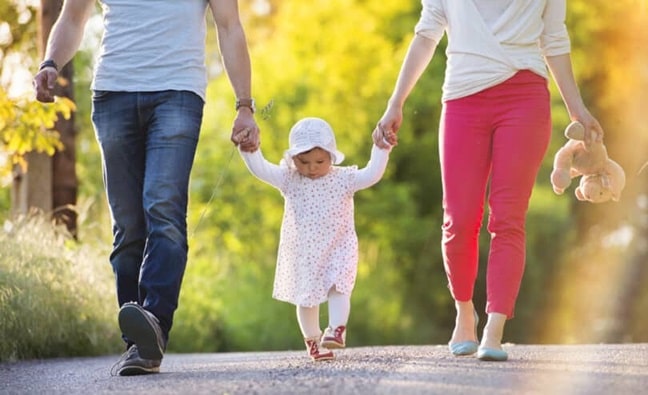 pensarcontemporaneo.com - Quando o amor vira desprezo: descubra os 5 sinais silenciosos de que seu filho n&atilde;o suporta mais sua presen&ccedil;a