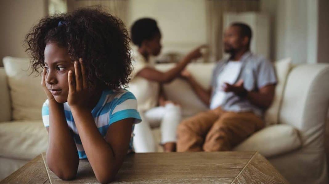 Quando o amor vira desprezo: descubra os 5 sinais silenciosos de que seu filho não suporta mais sua presença