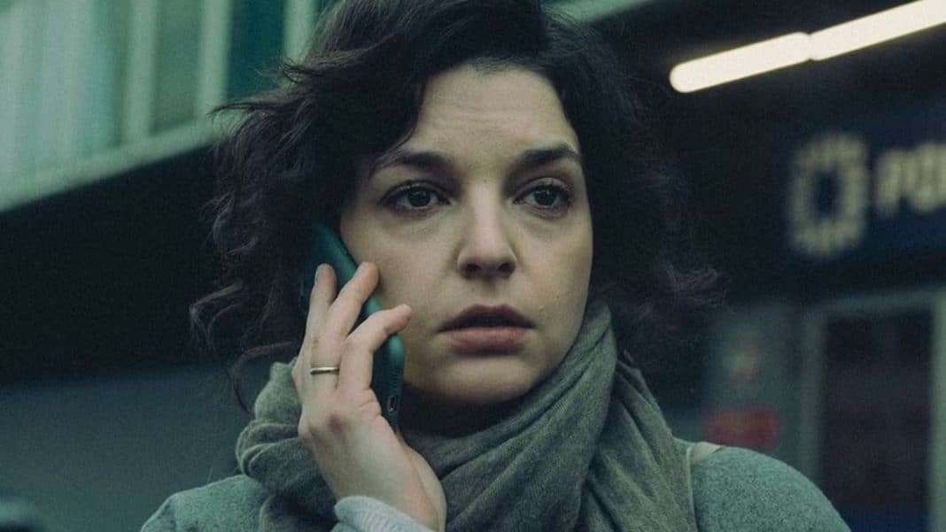 Mulher encontra foto escondida e descobre segredo assustador do marido série da Netflix Mulher encontra foto escondida e descobre segredo assustador do marido em nova série de suspense Top 10 da Netflix