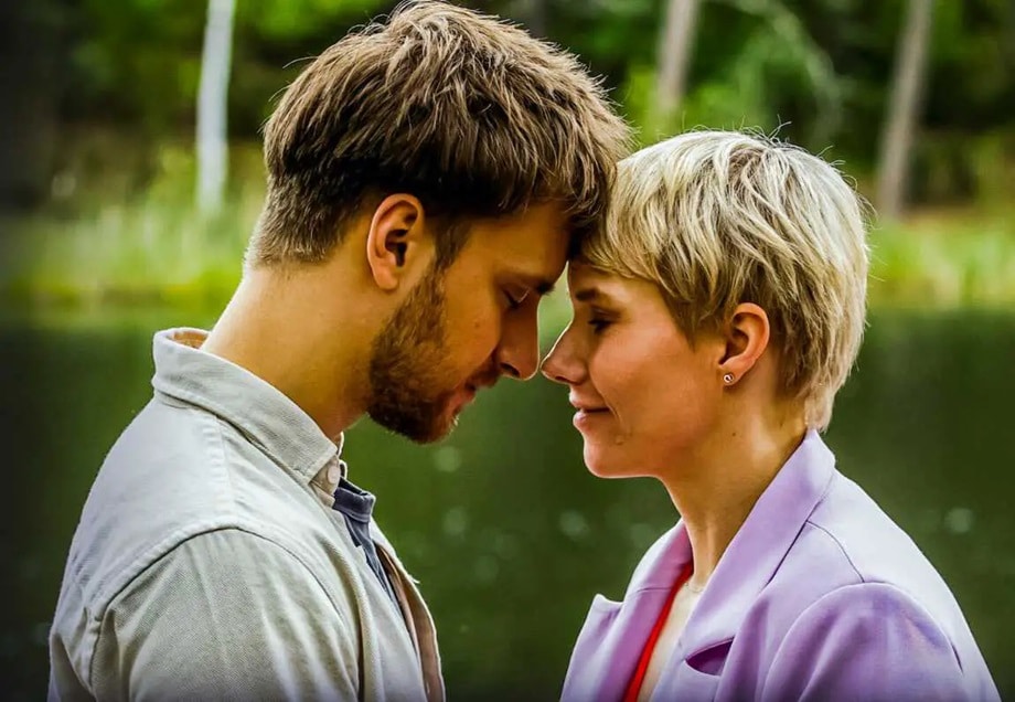 pensarcontemporaneo.com - Casada e infeliz, mulher reencontra ex-amor da juventude e toma decis&atilde;o que muda tudo em romance da Netflix