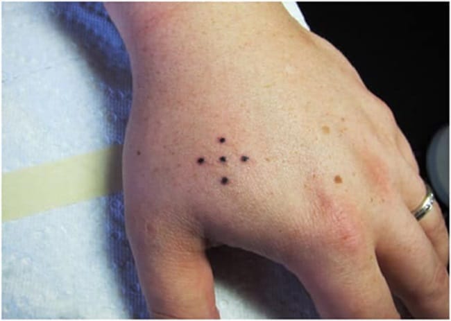 O significado nada inocente por trás da tatuagem de cinco pontos na mão de alguém pensarcontemporaneo.com - O significado nada inocente por trás da tatuagem de cinco pontos na mão de alguém