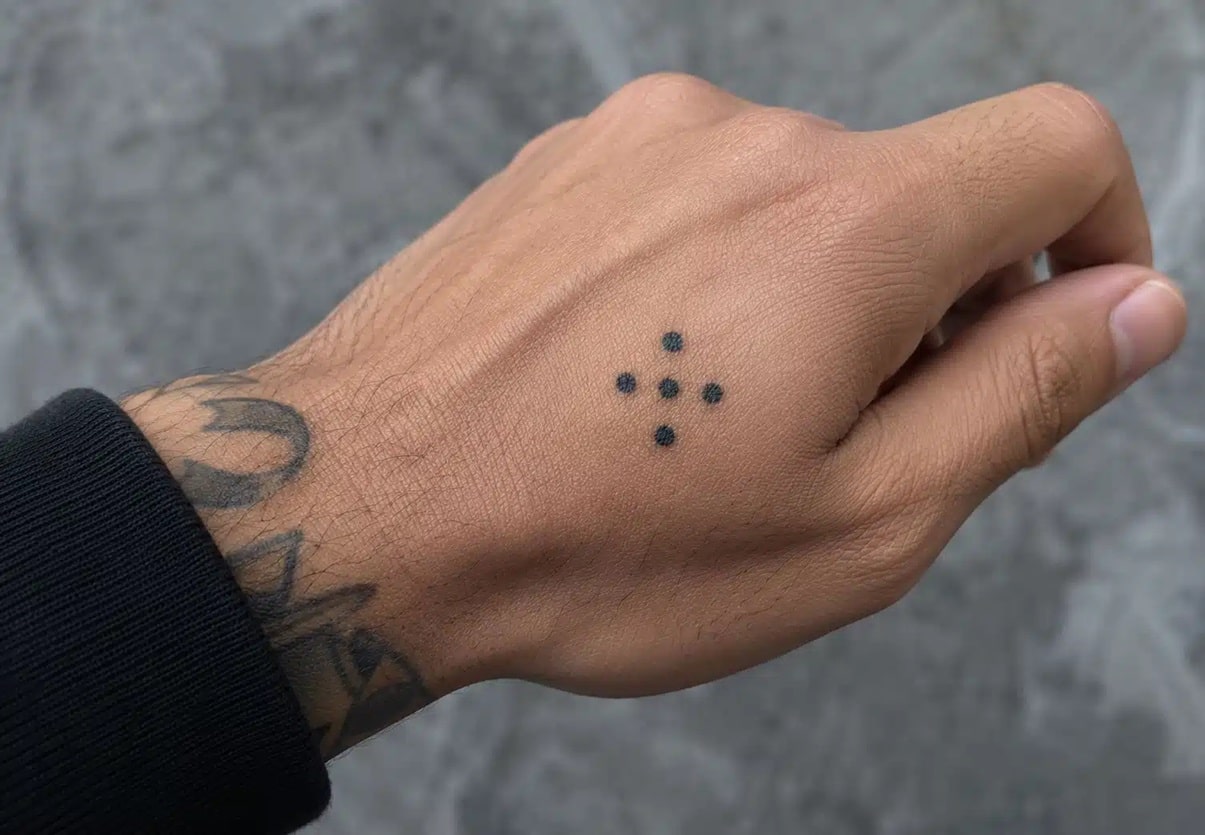 O significado nada inocente por trás da tatuagem de cinco pontos na mão de alguém pensarcontemporaneo.com - O significado nada inocente por trás da tatuagem de cinco pontos na mão de alguém