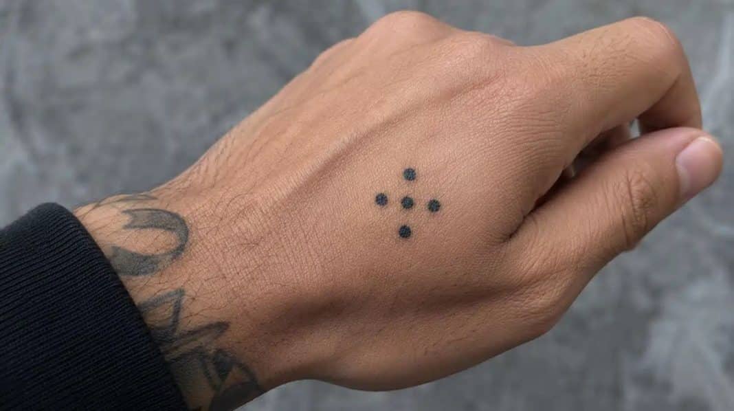 tatuagem de cinco pontos significado capa O significado nada inocente por trás da tatuagem de cinco pontos na mão de alguém