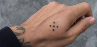 O significado nada inocente por trás da tatuagem de cinco pontos na mão de alguém