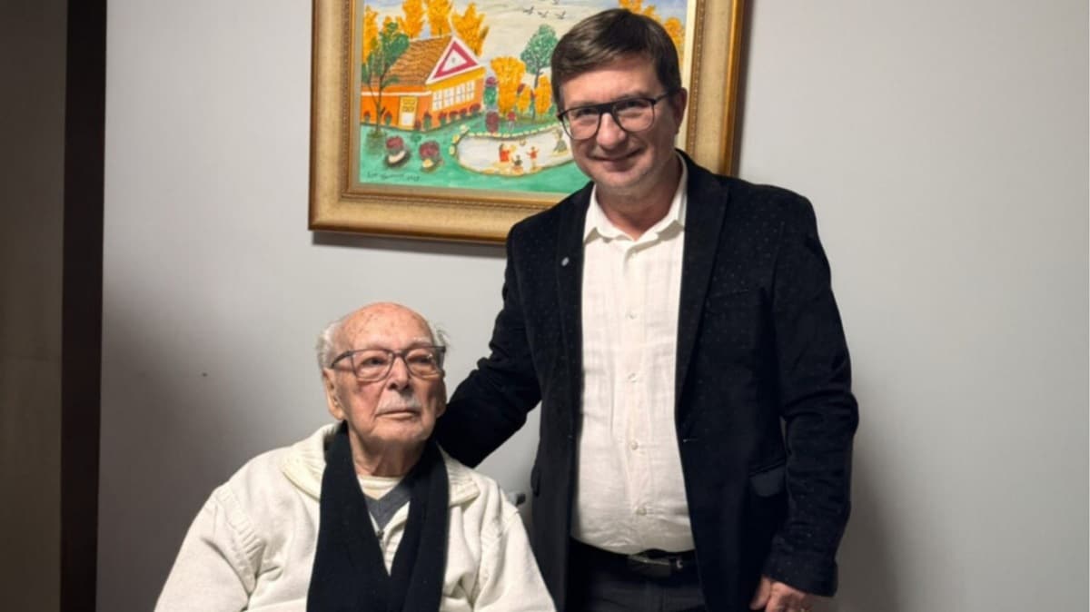 Aos 104 anos, escritor mais longevo do mundo celebra mais um aniversário lançando novo livro em SC pensarcontemporaneo.com - Aos 104 anos, escritor mais longevo do mundo celebra mais um aniversário lançando novo livro em SC