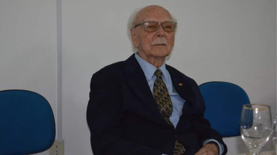 Aos 104 anos, escritor mais longevo do mundo celebra mais um aniversário lançando novo livro em SC pensarcontemporaneo.com - Aos 104 anos, escritor mais longevo do mundo celebra mais um aniversário lançando novo livro em SC