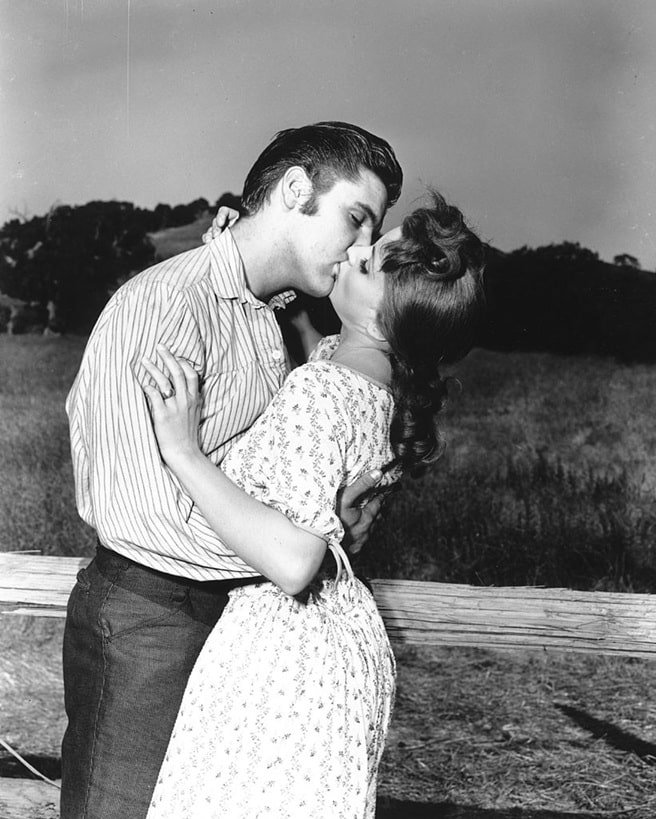 pensarcontemporaneo.com - Um detalhe inesperado no primeiro filme de Elvis Presley passou despercebido por v&aacute;rias gera&ccedil;&otilde;es